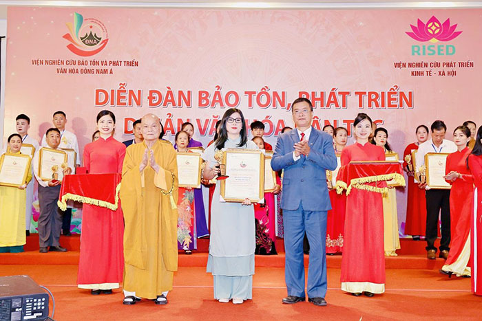 Hòa thượng Thích Nhật Phát - Thành viên Hội đồng chứng minh Trung ương Giáo hội Phật giáo Việt Nam nhiệm kỳ 9, ủy viên Hội đồng Khoa học Viện Nghiên cứu Bảo tồn và phát triển Văn hóa Đông Nam Á cùng Tiến sĩ Nguyễn Ngọc Thạch - Phó Viện trưởng Viện Nghiên cứu và ứng dụng tiềm năng con người trao kỷ niệm chương cho các cá nhân xuất sắc