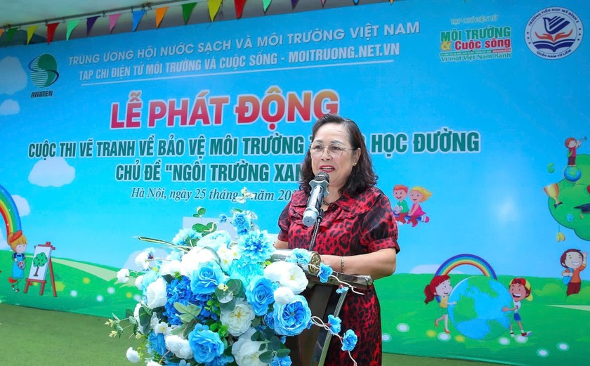 Bà Phạm Thị Xuân - Phó Chủ tịch phụ trách Hội Nước sạch và Môi trường Việt Nam phát biểu tại Lễ phát động