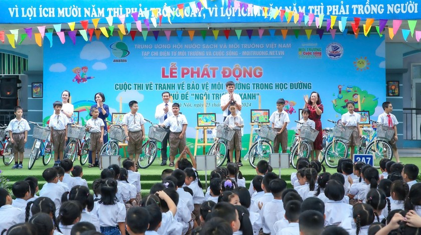 Tại buổi lễ phát động, Tạp chí điện tử Môi trường và Cuộc sống trao 10 phần quà là 10 chiếc xe đạp cho các em học sinh có hoàn cảnh khó khăn có thành tích học tập tốt