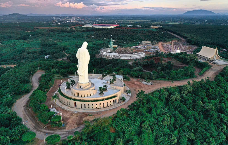 Tượng Đức mẹ Maria được đặt trên đỉnh Núi Cúi, sau lưng là lòng hồ Trị An, mặt hướng về giáo phận Xuân Lộc (Ảnh: Duy Thức)