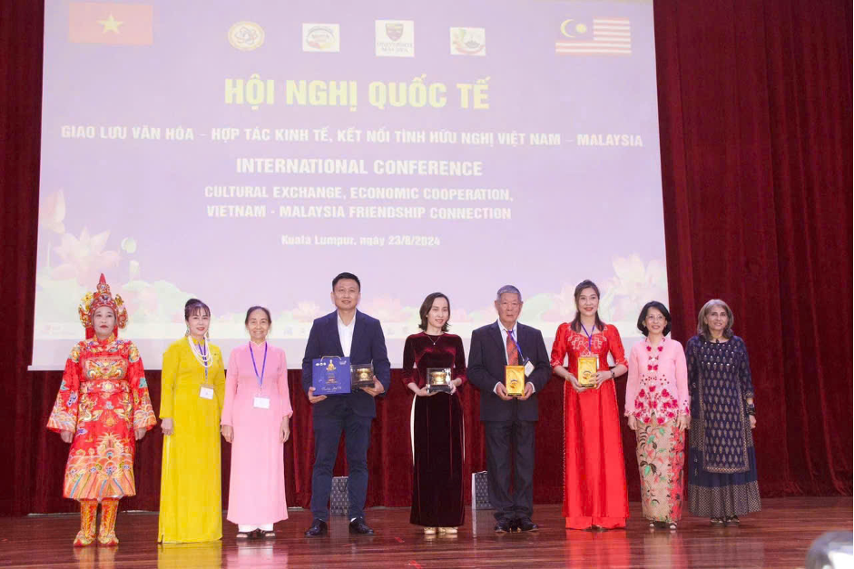 Giáo sư, Tiến sỹ Yvonne Lim Ai Lian, Phó Hiệu trưởng Trường Đại học Malaya (thứ hai từ bên phải) cùng các đại biểu chụp ảnh lưu niệm cùng các chuyên gia văn hóa, nghệ nhân và doanh nhân Việt Nam tại đêm giao lưu văn hóa kết nối tình hữu nghị Việt Nam - Malaysia