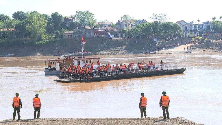 Hai ngày qua, người dân Phú Thọ di chuyển bằng phà chuyên dụng. Ảnh: Trường Quân