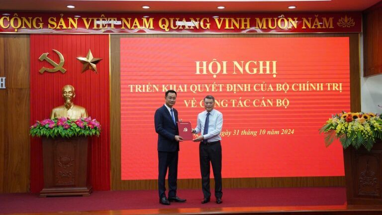 Ông Lê Minh Hưng - Trưởng Ban Tổ chức Trung ương trao Quyết định của Bộ Chính trị chuẩn y điều động, phân công ông Lê Ngọc Quang giữ chức Bí thư Tỉnh ủy Quảng Bình nhiệm kỳ 2020-2025