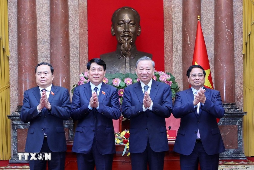 Tổng Bí thư Tô Lâm, Chủ tịch nước Lương Cường, Thủ tướng Chính phủ Phạm Minh Chính và Chủ tịch Quốc hội Trần Thanh Mẫn tại lễ bàn giao công tác của Chủ tịch nước. (Ảnh: Lâm Khánh/TTXVN)