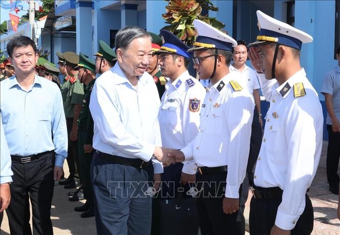 Tổng Bí thư, Chủ tịch nước Tô Lâm với cán bộ, chiến sĩ lực lượng vũ trang làm nhiệm vụ tại huyện đảo Cồn Cỏ, tỉnh Quảng Trị. Ảnh: Lâm Khánh/TTXVN.