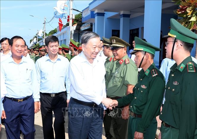 Tổng Bí thư, Chủ tịch nước Tô Lâm với cán bộ, chiến sĩ lực lượng vũ trang làm nhiệm vụ tại huyện đảo Cồn Cỏ, tỉnh Quảng Trị. Ảnh: Lâm Khánh/TTXVN.