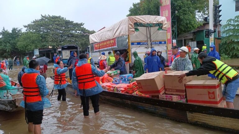 Huy động thuyền của ngư dân vùng biển chở hàng cứu trợ cho người dân vùng "rốn lũ" huyện Lệ Thủy