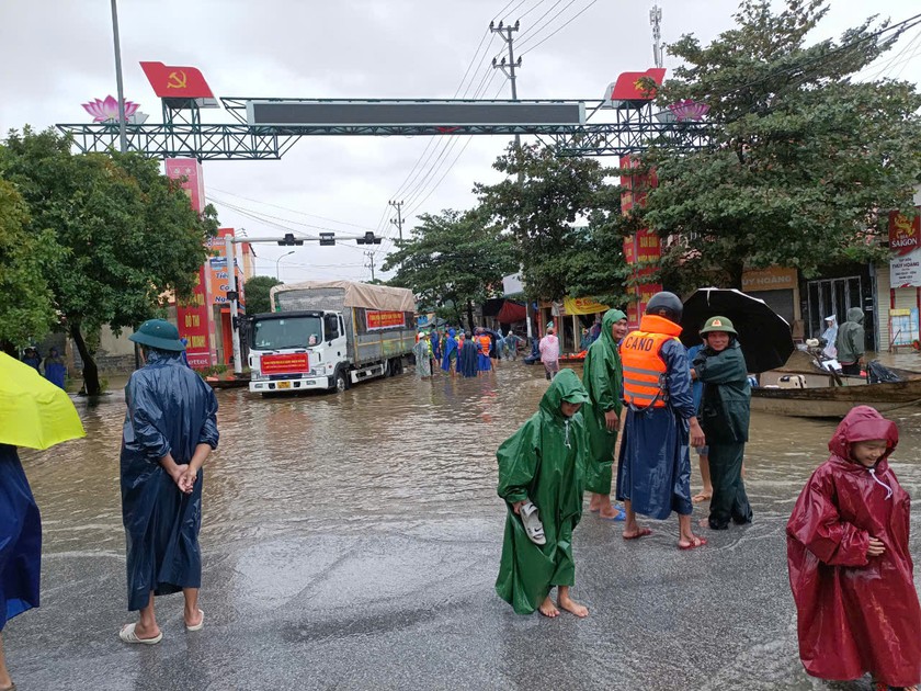 Điểm tiếp nhận hàng cứu trợ tại ngã tư Cam Liên, QL1A, huyện Lệ Thủy