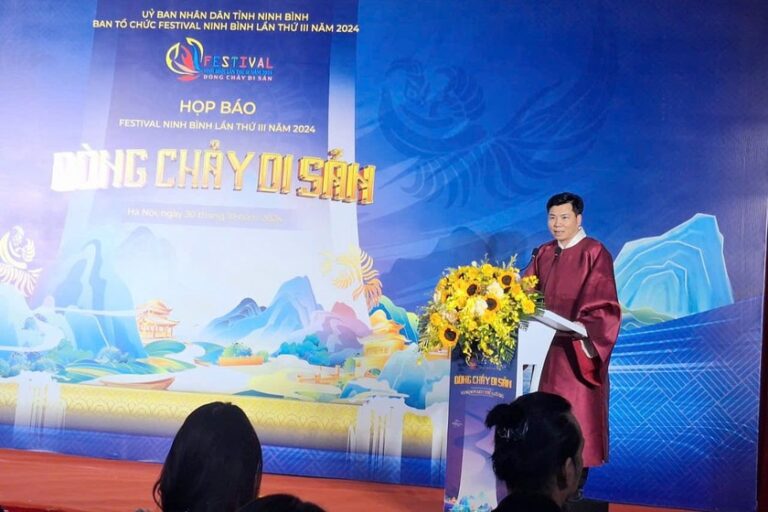 Ông Nguyễn Mạnh Cường - Giám đốc Sở Văn hóa - Thể thao Ninh Bình thông tin, Festival Ninh Bình 2024 với chuỗi hoạt động đặc sắc. (Ảnh: Thùy Dương)