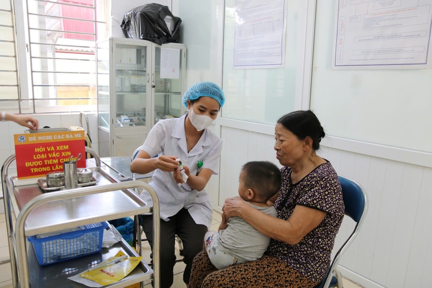 Hà Nội chính thức triển khai chiến dịch tiêm chủng vaccine phòng, chống dịch sởi trên địa bàn thành phố năm 2024. Ảnh: Diệu Linh