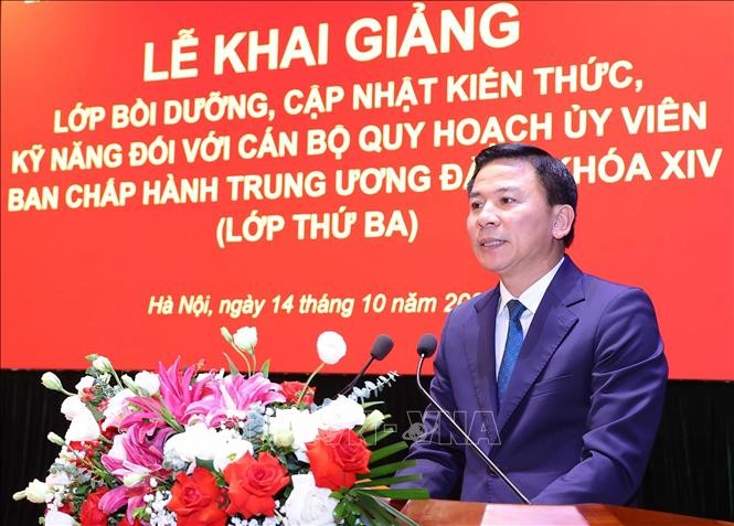 Đồng chí Đỗ Trọng Hưng, Ủy viên Trung ương Đảng, Phó Trưởng ban Tổ chức Trung ương công bố các quyết định về việc mở lớp học. Ảnh: Văn Điệp/TTXVN