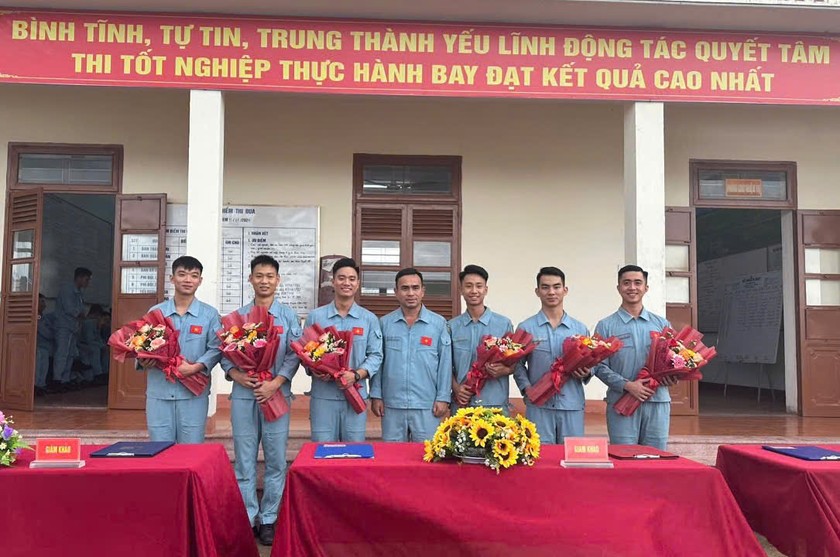 Đại tá Nguyễn Văn Sơn- Trung đoàn trưởng Trung đoàn 940 chúc mừng các học viên đạt giỏi trong kì thi tốt nghiệp.