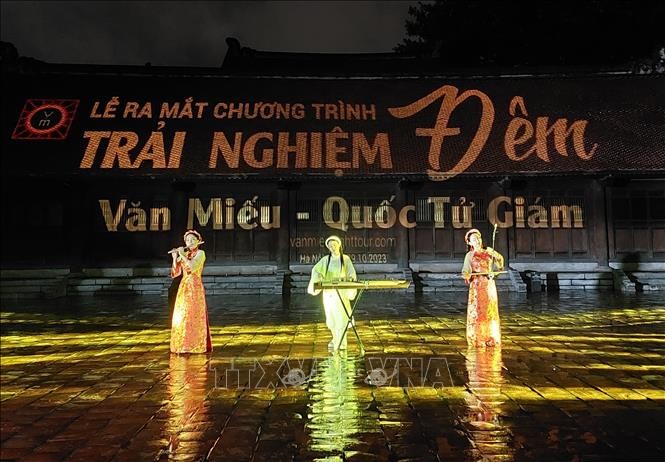 Trình diễn nghệ thuật truyền thống tại tour đêm Văn Miếu - Quốc Tử Giám. Ảnh: Đinh Thuận/TTXVN.