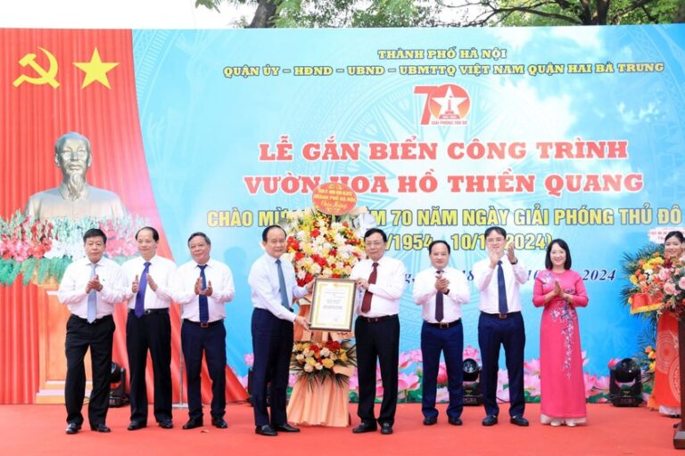 Phó Bí thư Thành ủy, Chủ tịch HĐND TP Nguyễn Ngọc Tuấn trao Quyết định công nhận công trình gắn biển chào mừng 70 năm Ngày Giải phóng Thủ đô