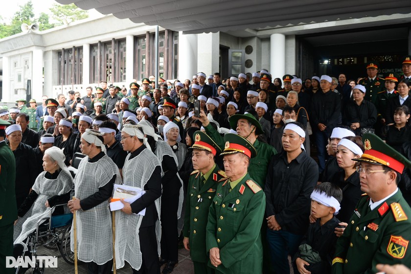 Người thân, gia đình, đồng đội tiễn biệt Trung tướng Khuất Duy Tiến về nơi an nghỉ tại nghĩa trang quê nhà, xã Đại Đồng, huyện Thạch Thất, TP Hà Nội.