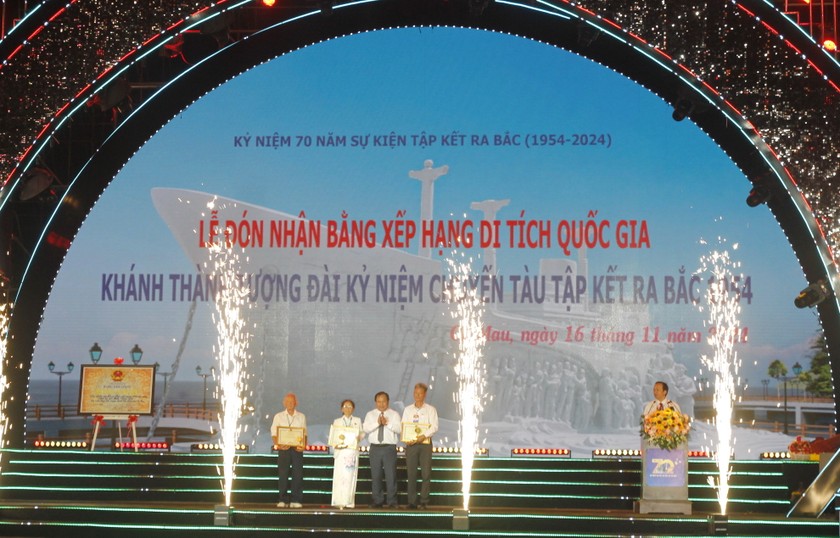 Ông Nguyễn Minh Luân - Phó Chủ tịch UBND tỉnh Cà Mau trao Bằng khen của Chủ tịch UBND tỉnh cho các cá nhân là nhân chứng và đại diện thân nhân của những người tham gia Tập kết đã trao tặng hiện vật.