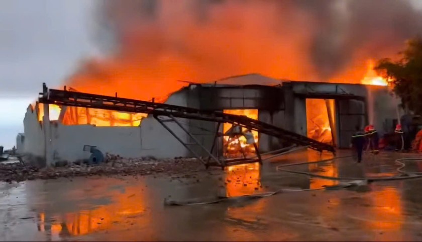 Lực lượng chức năng có mặt để khống chế ngọn lửa, không cho cháy lan nhanh sang các kho xưởng bên cạnh.