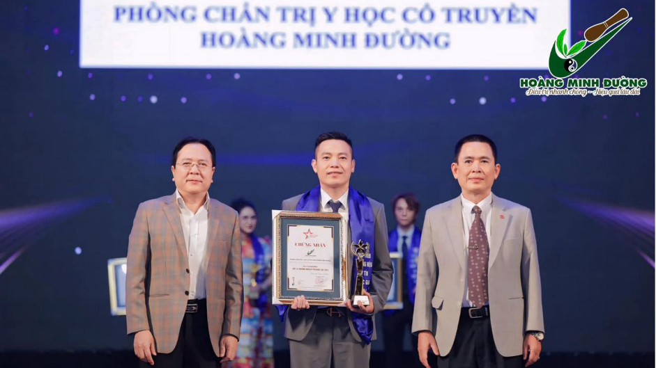 TS Danh dự, YS.YHCT Lương y Hoàng Văn Toàn – Trưởng phòng khám, Đại diện Phòng chẩn trị YHCT Hoàng Minh Đường nhận giải thưởng