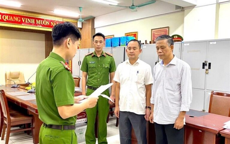 Cơ quan CSĐT tống đạt các quyết định tố tụng đối với Hoàng Việt Dũng và Trần Thanh Tùng (Ảnh: Cổng TTĐT Bộ Công an)