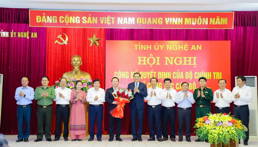 Ban thường vụ Tỉnh uỷ Nghệ An tặng hoa chúc mừng tân Bí thư Tỉnh uỷ