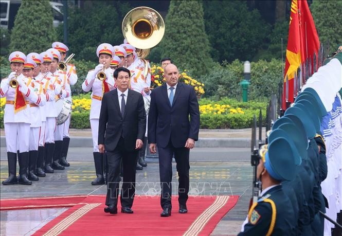 Chủ tịch nước Lương Cường và Tổng thống Bulgaria Rumen Radev duyệt Đội danh dự Quân đội nhân dân Việt Nam. Ảnh: An Đăng/TTXVN