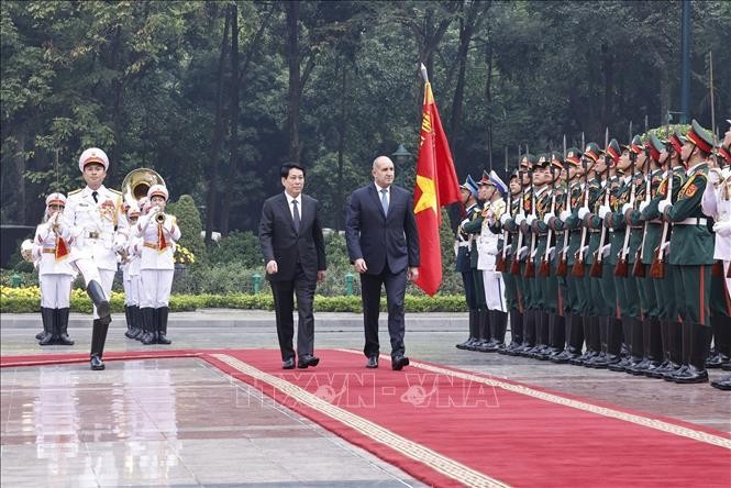 Chủ tịch nước Lương Cường và Tổng thống Bulgaria Rumen Radev duyệt Đội danh dự Quân đội nhân dân Việt Nam. Ảnh: Lâm Khánh/TTXVN