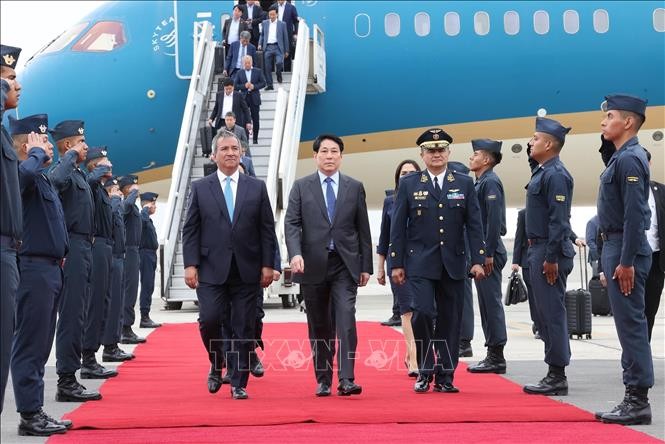 Lễ đón Chủ tịch nước Lương Cường tại sân bay quốc tế Jorge Chávez ở thủ đô Lima, Peru. Ảnh: Lâm Khánh/TTXVN