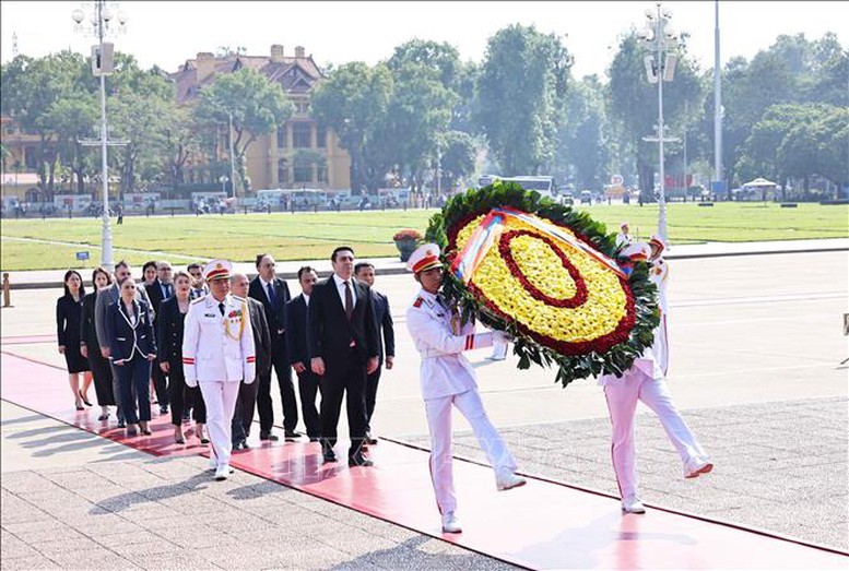 Chủ tịch Quốc hội Cộng hòa Armenia Alen Simonyan vào Lăng, viếng Chủ tịch Hồ Chí Minh. Ảnh: Minh Đức/TTXVN