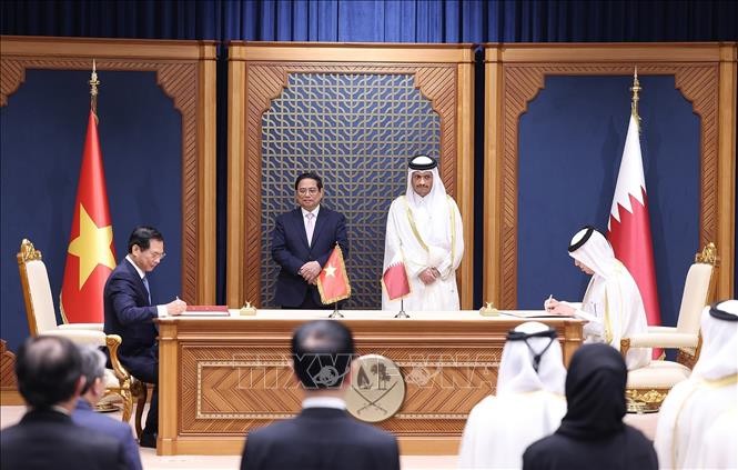 Thủ tướng Phạm Minh Chính và Thủ tướng Nhà nước Qatar Sheikh Mohammed bin Abdulrahman bin Jasim Al-Thani chứng kiến Lễ ký Nghị định thư giữa Chính phủ Việt Nam và Chính phủ Qatar sửa đổi Hiệp định giữa Chính phủ Việt Nam và Chính phủ Qatar về vận chuyển hàng không. Ảnh: Dương Giang/TTXVN