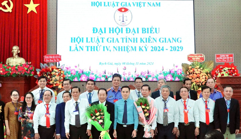 Các đại biểu chụp ảnh lưu niệm