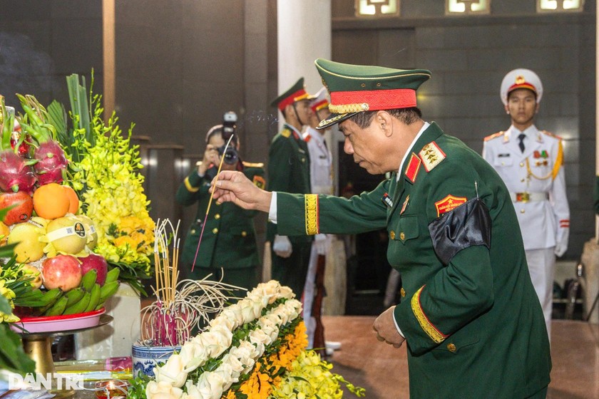 Thượng tướng Nguyễn Văn Nghĩa - Phó tổng Tham mưu trưởng Quân đội nhân dân Việt Nam - thắp hương viếng Trung tướng, Anh hùng lực lượng vũ trang Khuất Duy Tiến.