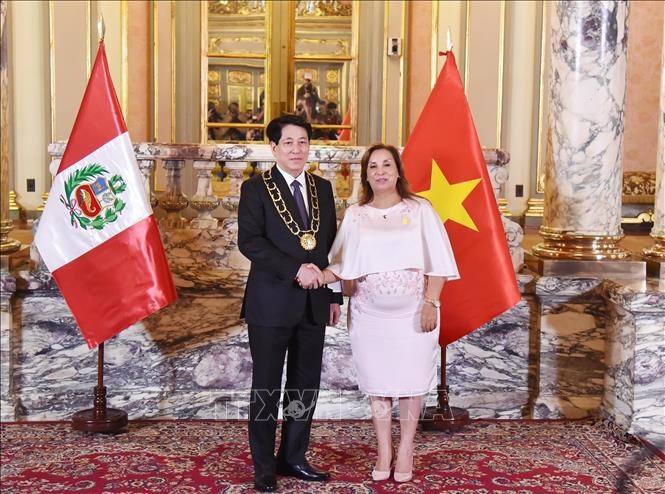 Tổng thống Dina Ercilia Boluarte Zegarra trao Huân chương “Mặt trời Peru” cấp Đại Thập tự tặng Chủ tịch nước Lương Cường. Ảnh: Lâm Khánh/TTXVN