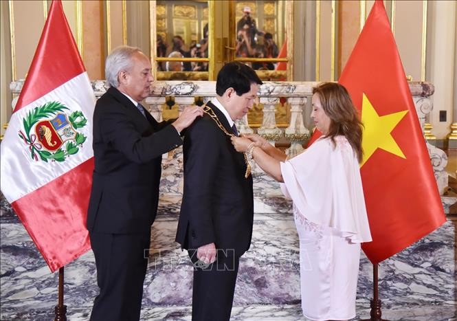 Tổng thống Dina Ercilia Boluarte Zegarra trao Huân chương “Mặt trời Peru” cấp Đại Thập tự tặng Chủ tịch nước Lương Cường. Ảnh: Lâm Khánh/TTXVN