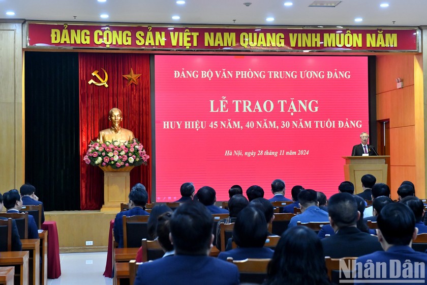 Quang cảnh lễ trao Huy hiệu Đảng tại Văn phòng Trung ương.