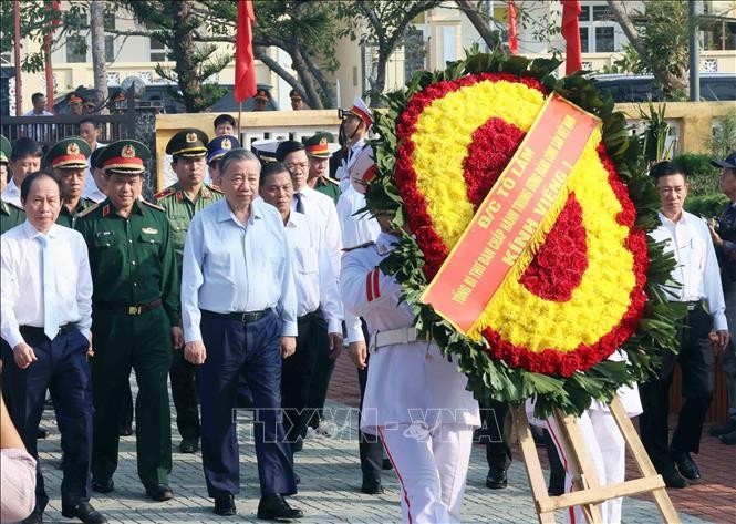 Tổng Bí thư Tô Lâm dâng hoa tưởng niệm các Anh hùng liệt sĩ tại huyện đảo Bạch Long Vĩ. Ảnh: An Đăng/TTXVN