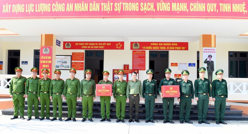 Đại tướng Lương Tam Quang, Bộ trưởng Bộ Công an đã tặng quà cán bộ, chiến sĩ Bộ đội Biên phòng và Công an xã Bản Phiệt.