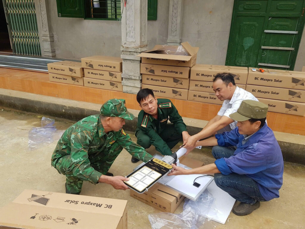 Đồn biên phong tiếp nhận và tiếp hành bàn giao, lắp đặt