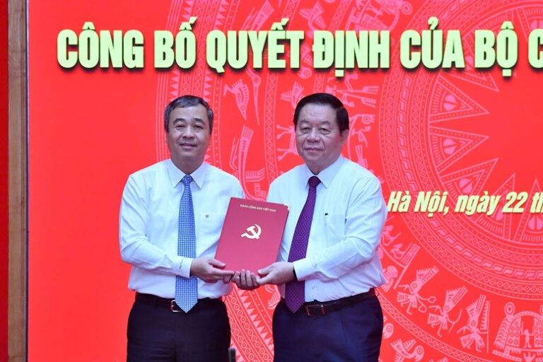 Trưởng Ban Tuyên giáo Trung ương Nguyễn Trọng Nghĩa trao quyết định của Bộ Chính trị điều động, phân công, bổ nhiệm ông Ngô Đông Hải giữ chức Phó Trưởng Ban Tuyên giáo Trung ương - Ảnh: VGP/Vũ Phong