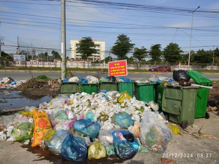 Ngày 20/12, phóng viên ghi nhận, tại các xã Hòa phú, Lộc Hòa, Phú Đức, Phú Quới… thuộc huyện Long Hồ, rác ngổn ngang bên đường và bốc mùi nồng nặc (Ảnh: Báo PLVN)