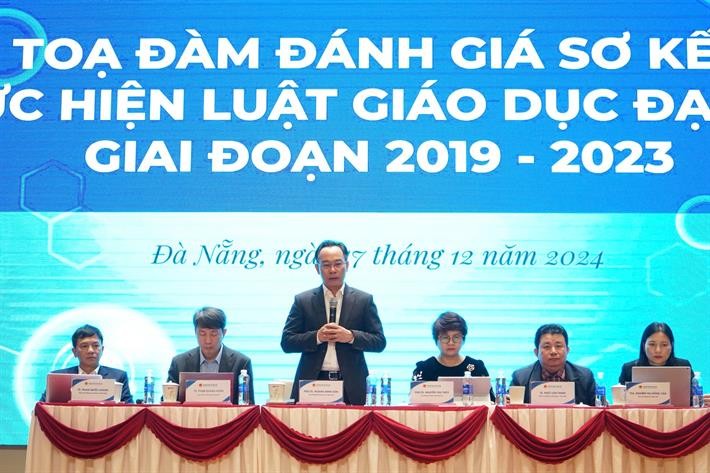 hứ trưởng Bộ GD&ĐT Hoàng Minh Sơn cùng lãnh đạo các đơn vị thuộc Bộ GD&ĐT chủ trì thảo luận tại Tọa đàm. (Ảnh: MOET)