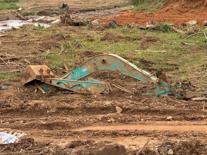 Những hiện vật của trận lũ quét được trưng bày trang trọng tại khuôn viên khu tưởng niệm (Ảnh: Báo PLVN)