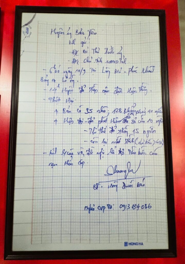 Bức thư viết tay của Bí thư huyện ủy Bảo Yên cử cán bộ băng rừng đi báo tin trong trận bão lũ kinh hoàng (Ảnh: Báo PLVN)