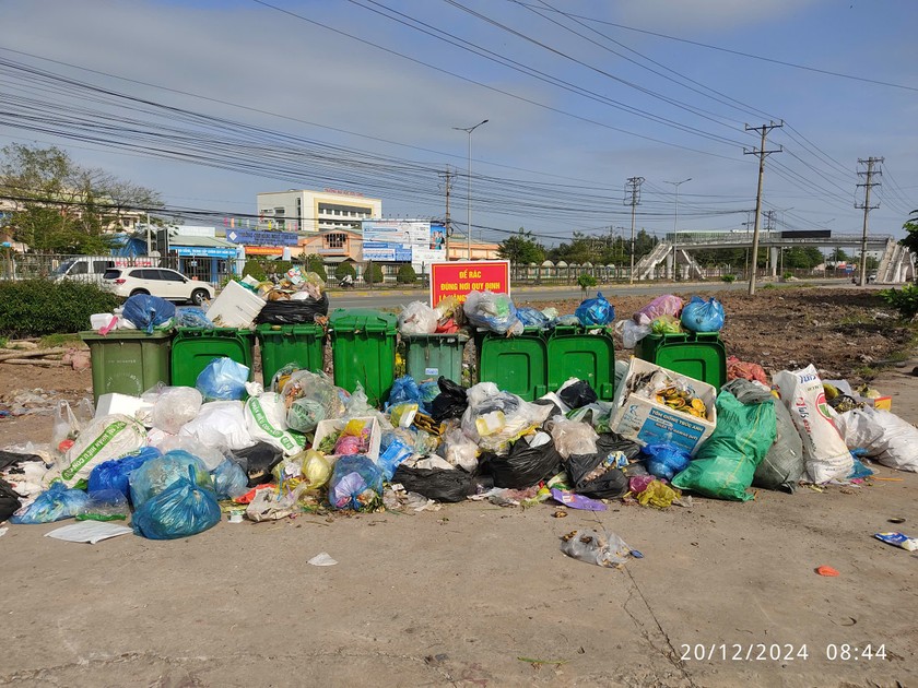 Tuy mỗi nơi đều được bố trí các thùng rác nhưng nhiều ngày qua không gom đi dẫn đến ùn ứ ra ngoài thùng (Ảnh: Báo PLVN)