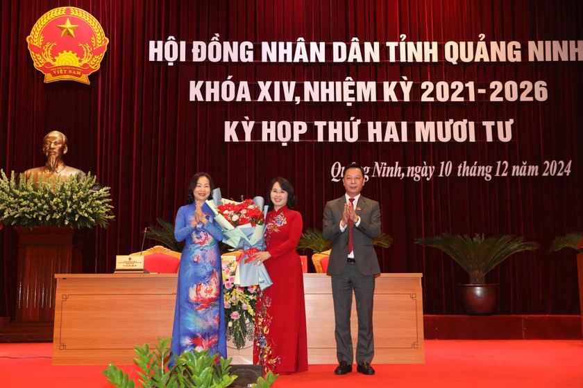 Thường trực HĐND tỉnh Quảng Ninh tặng hoa chúc mừng bà Trịnh Thị Minh Thanh.