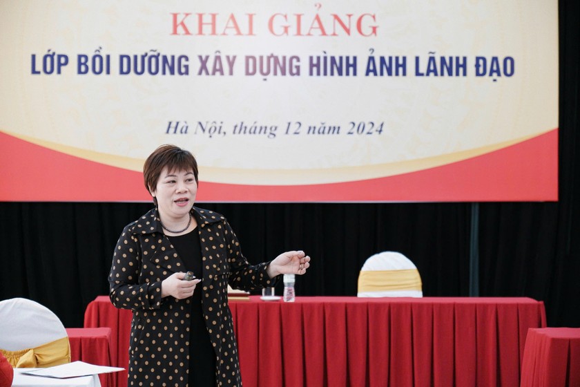 PGS. TS. Trần Thị Thanh Thủy, Phó Viện trưởng Viện Lãnh đạo học và Chính sách công, Học viện Chính trị Quốc gia Hồ Chí Minh tại lớp bồi dưỡng (Ảnh: Báo PLVN)