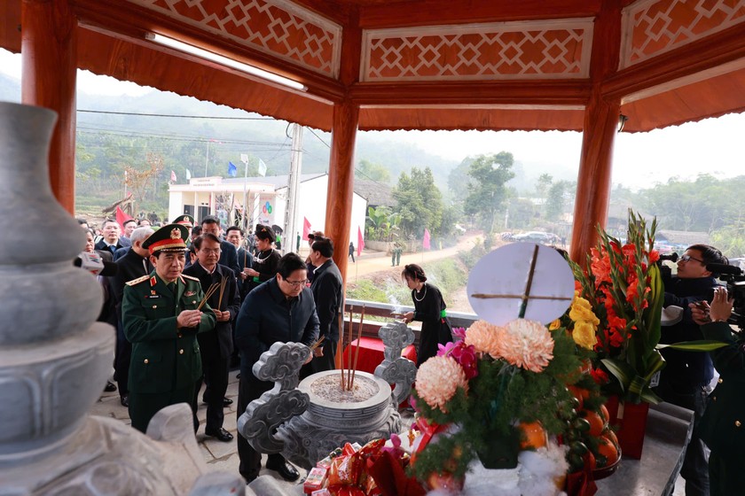 hủ tướng cùng các đại biểu tưởng niệm các nạn nhân thiệt mạng tại Nhà bia tưởng niệm (Ảnh: Báo PLVN)