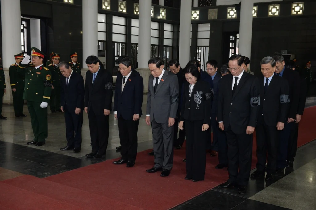 Chủ tịch Quốc hội Trần Thanh Mẫn dẫn đầu Đoàn Quốc hội vào viếng. (Ảnh: Báo Tuổi Trẻ)