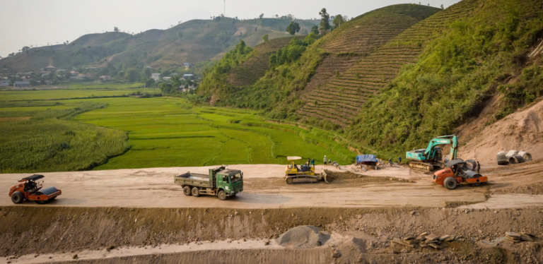 Thi công tại dự án Kết nối giao thông các tỉnh miền núi phía Bắc.