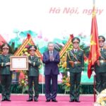 Tổng Bí thư Tô Lâm trao tặng Huân chương Độc lập hạng Nhất cho Tổng Cục Chính trị Quân đội nhân dân Việt Nam ngày 12/12/2024. (Ảnh: Thống Nhất/TTXVN)