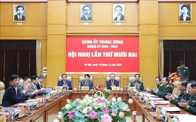 Hội nghị Quân uỷ Trung ương lần thứ 12 dưới sự chủ trì của Tổng Bí thư Tô Lâm, Bí thư Quân uỷ Trung ương. Ảnh: Theo PV TTXVN